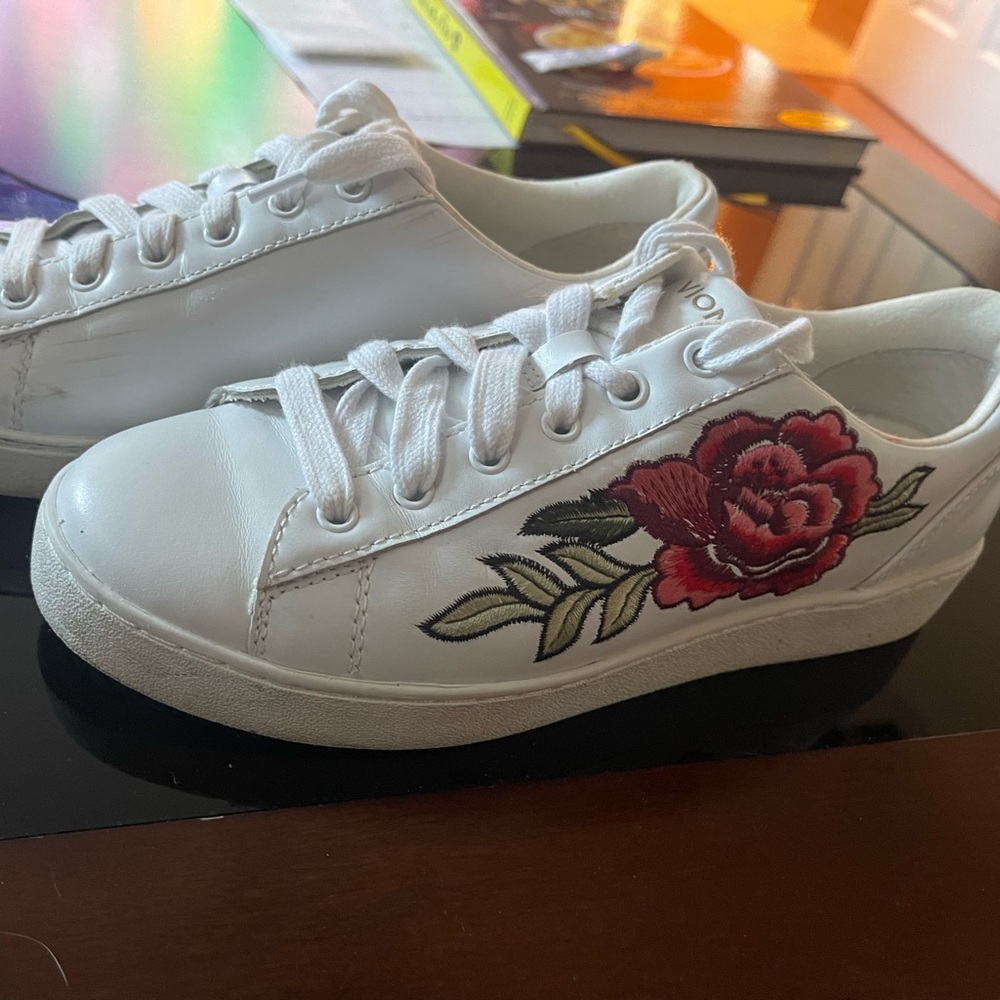 Beautiful vionic embroidered sneaker